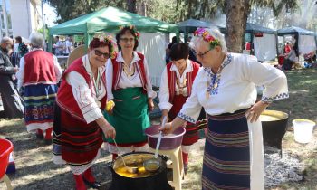 Master cooks from Kozarevets prepared the most delicious hen soup during the traditional festival